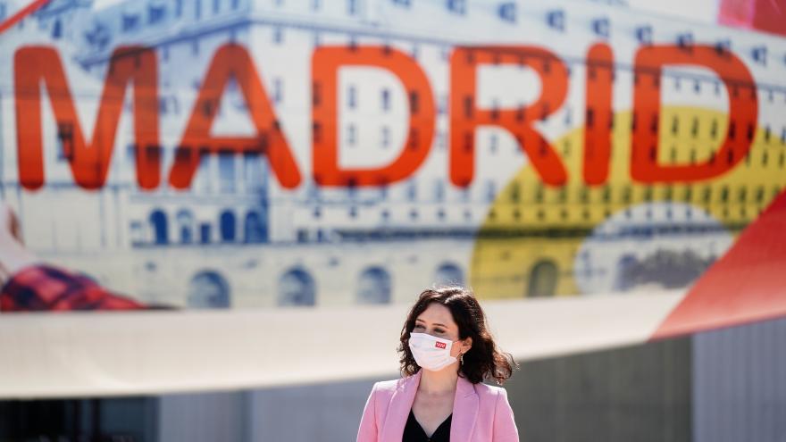 Texto Alternativo: Díaz Ayuso el Gobierno de la Comunidad presenta el Airbus de Iberia vinilado con la imagen de la Comunidad de Madrid