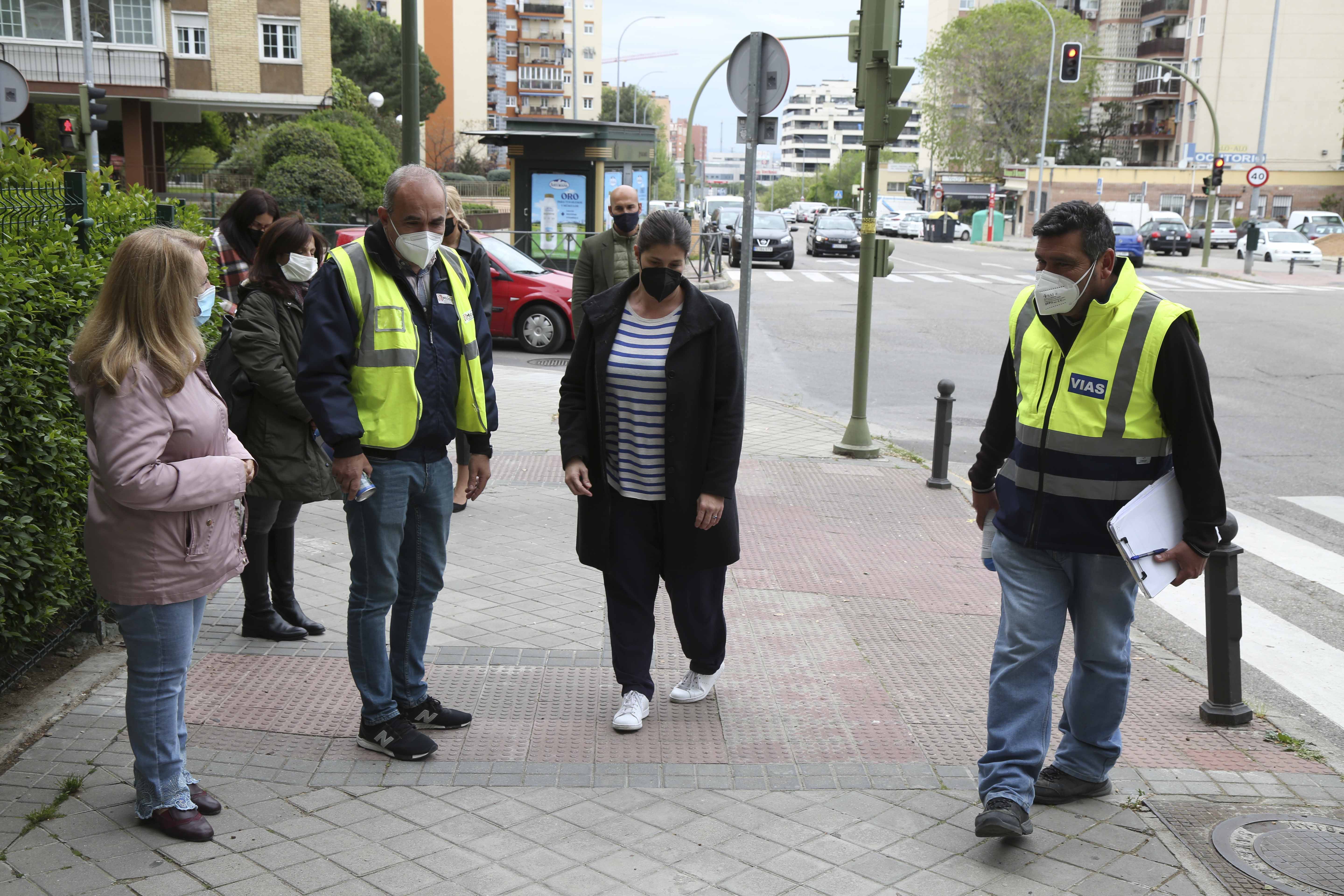 Texto Alternativo: La Alcaldesa revisa el estado de las zonas del distrito 2 junto a trabajadores del Servicio Especial de Atención a los Distritos