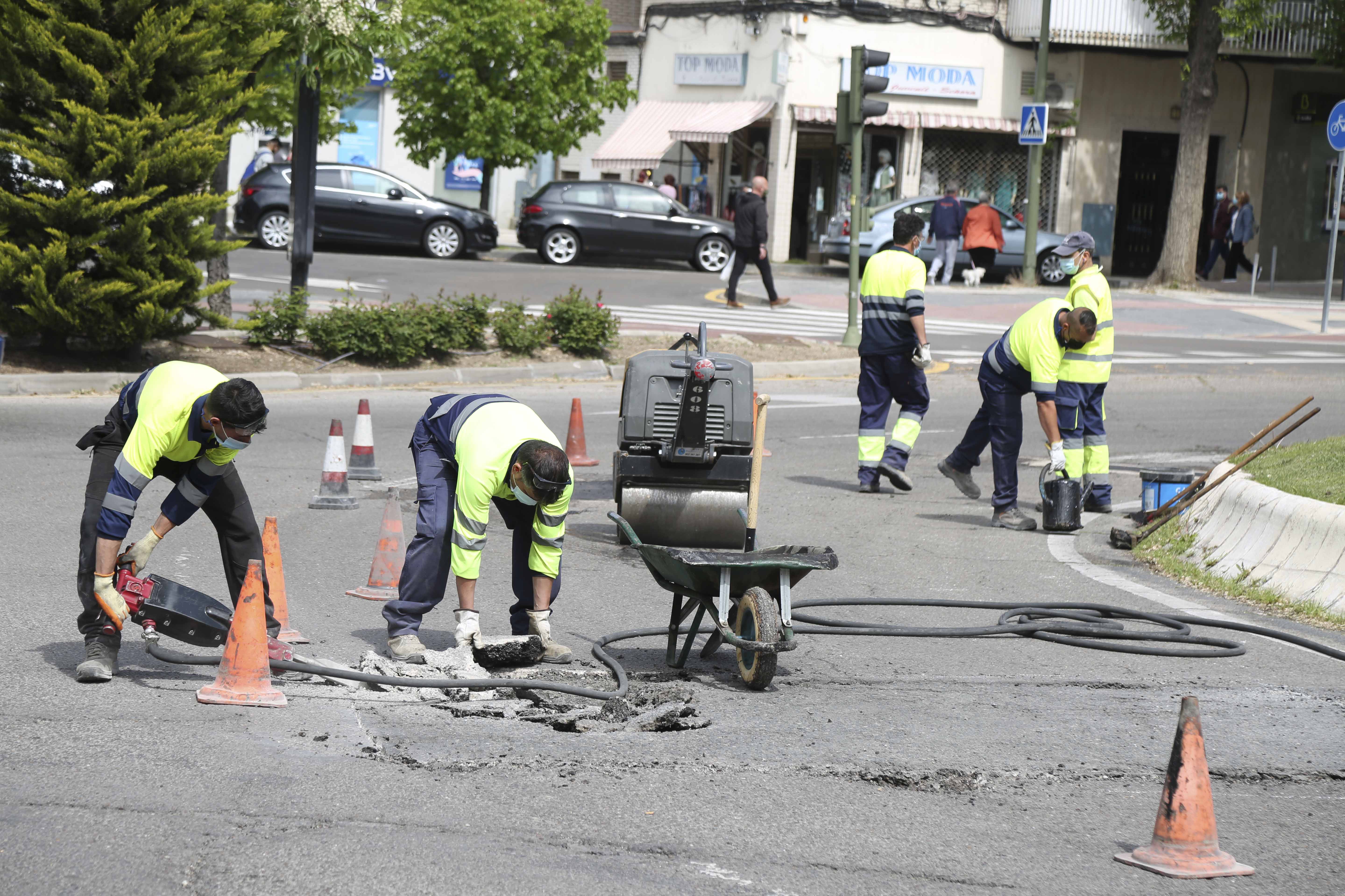 Texto Alternativo: El Gobierno de Móstoles inicia la campaña anual de bacheo en las vías públicas