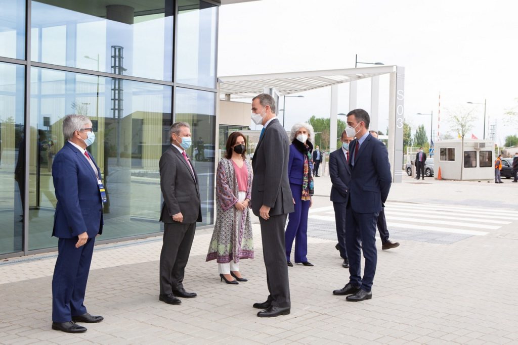 Texto Alternativo: Felipe VI, Pedro Sánchez y Sara Hernández en la inauguración del nuevo campus de Airbus