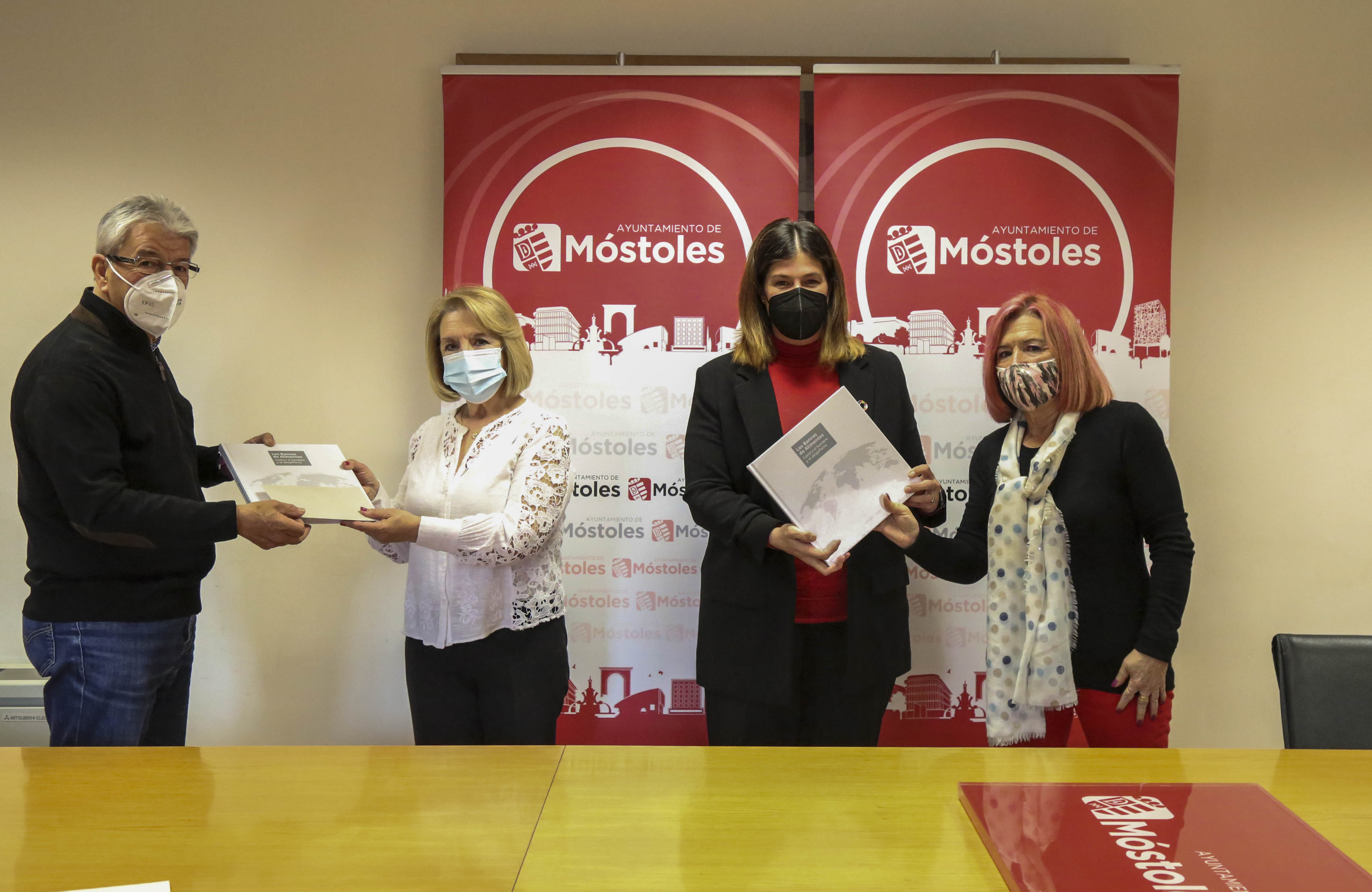 Texto Alternativo: La Alcaldesa de Móstoles agradece el trabajo que realiza la Federación Española de Bancos de Alimentos desde hace 25 años