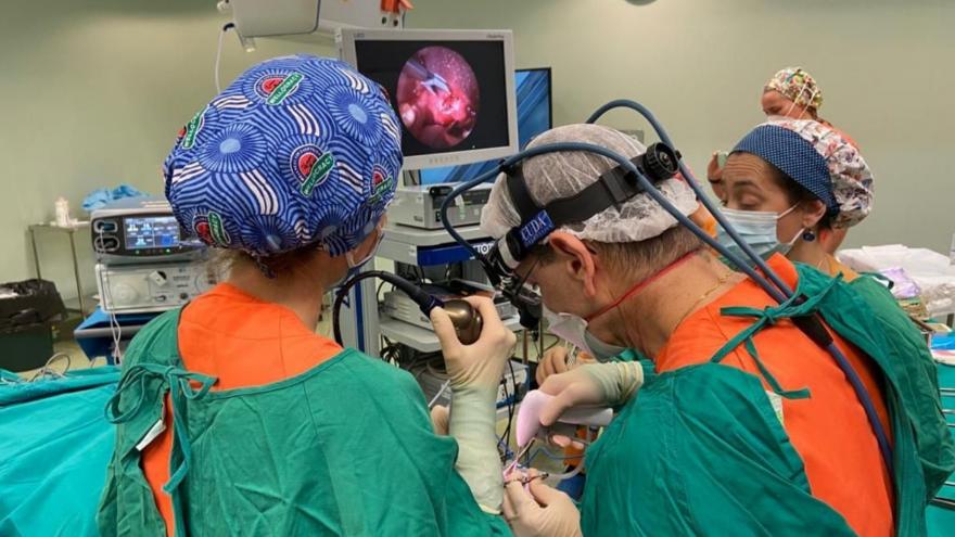 Texto Alternativo: El Hospital de Fuenlabrada forma a profesionales en cirugía para tratar la apnea del sueño