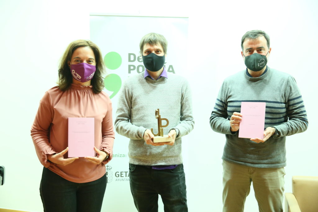 Texto Alternativo: Guillermo Molina Morales recibe el Premio Internacional de Poesía Margarita Hierro