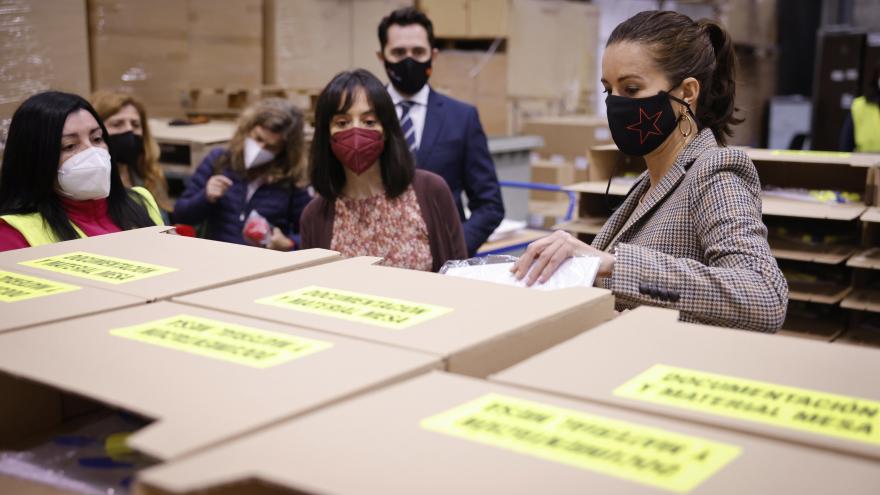 Texto Alternativo: Supervisamos el reparto del material logístico que se distribuye a los colegios para el 4-M