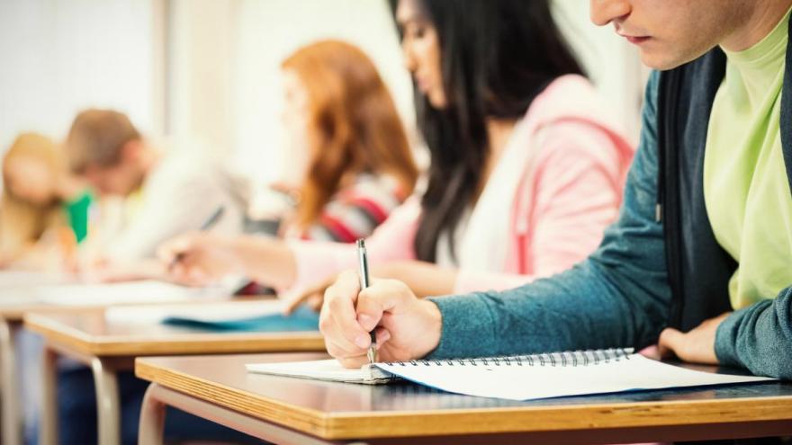 Texto Alternativo: El Gobierno de la Comunidad de Madrid invierte para combatir el absentismo escolar en colegios e institutos de la región
