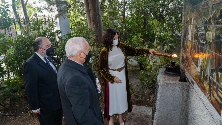 Texto Alternativo: Díaz Ayuso preside la ofrenda floral a los Héroes del 2 de Mayo en el Cementerio de la Florida