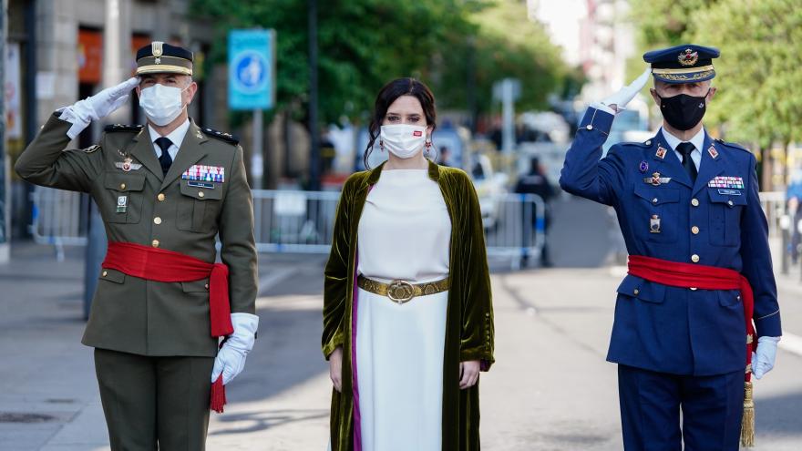 Texto Alternativo: Díaz Ayuso asiste al acto cívico-militar de homenaje a los Héroes del 2 de Mayo