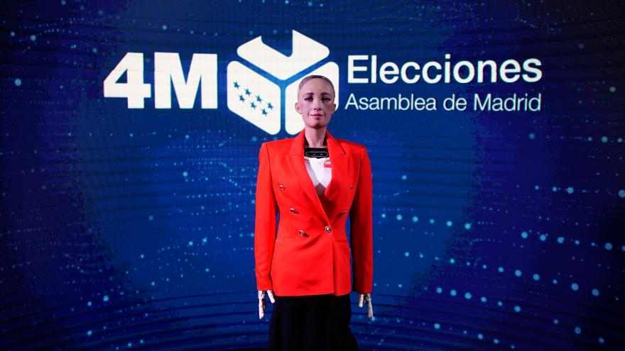 Texto Alternativo: Aplicamos la inteligencia artificial por primera vez en un proceso electoral con el robot Sophia
