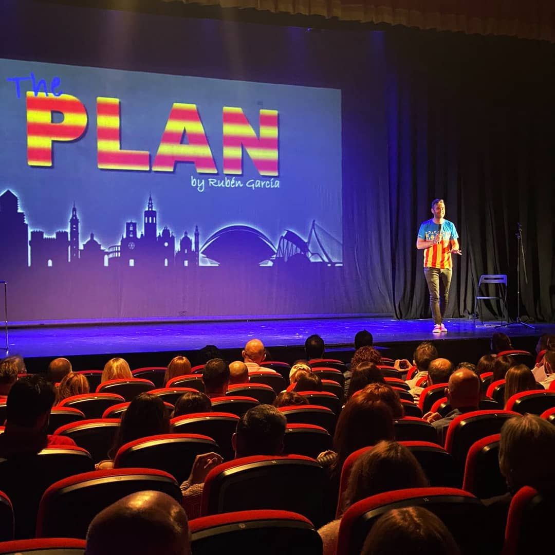 Texto Alternativo: “THE PLAN”. Monólogo de Rubén García