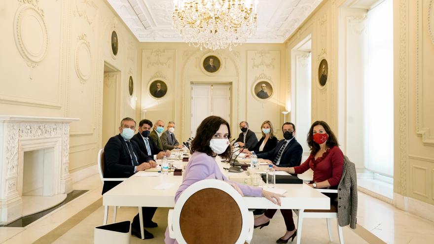 Texto Alternativo: Díaz Ayuso preside la reunión del Consejo de Gobierno en la Real Casa de Correos