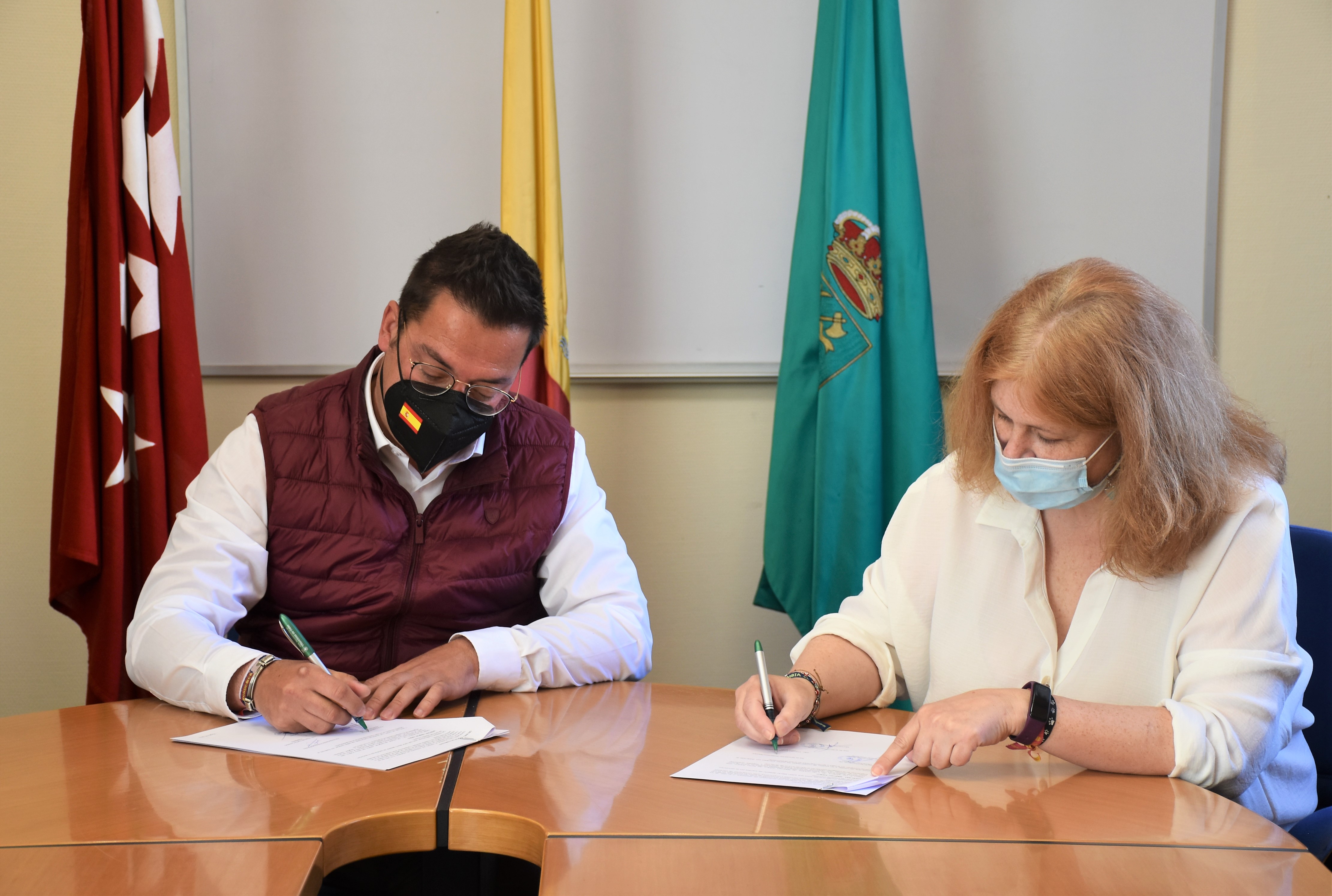Texto Alternativo: El alcalde y la Asociación Peludos Bienestar Animal firman el convenio para el control de colonias felinas