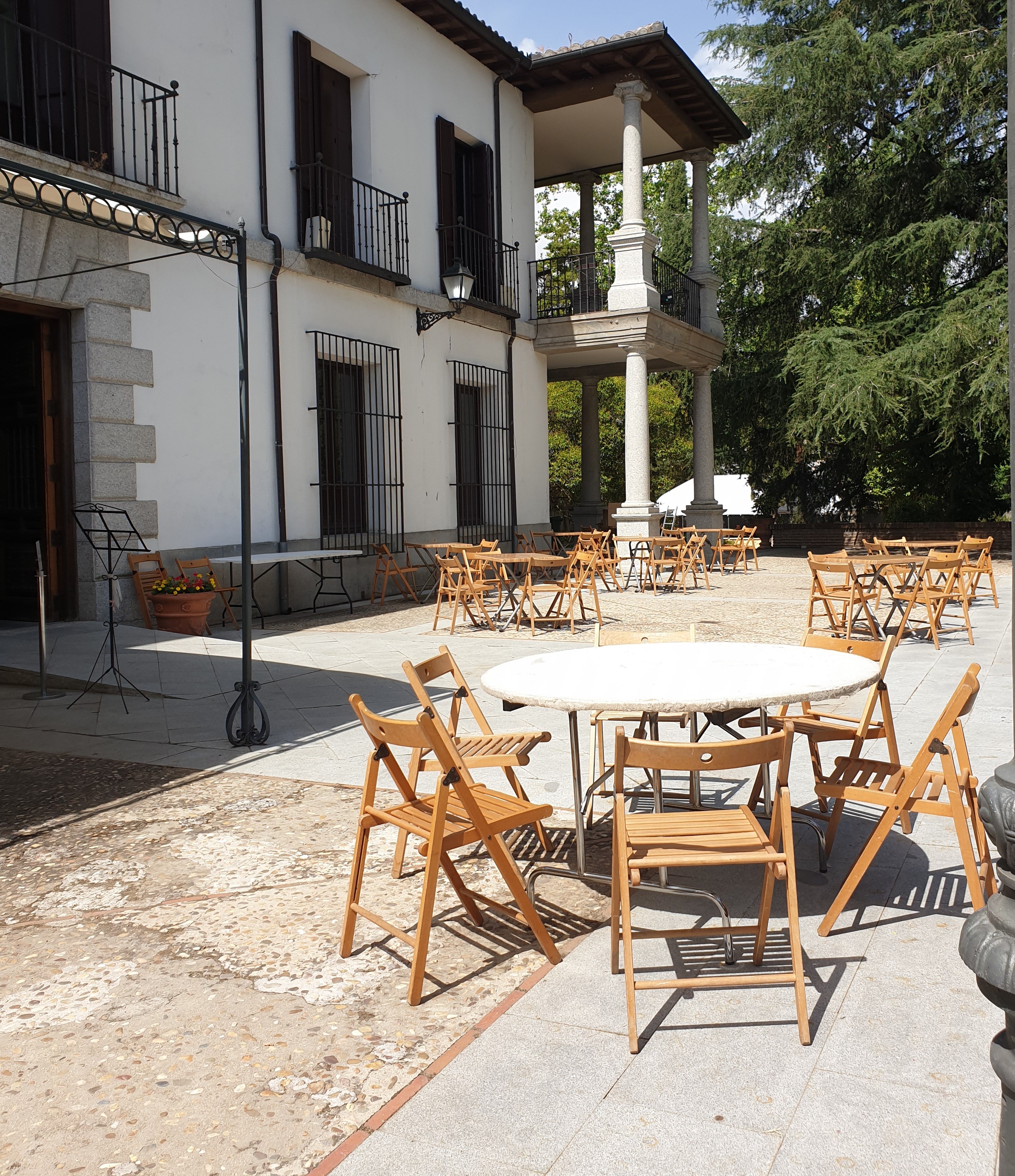 Texto Alternativo: El Ayuntamiento publica un pliego para conceder la explotación del servicio de café bar en la terraza de la Casa de Godoy