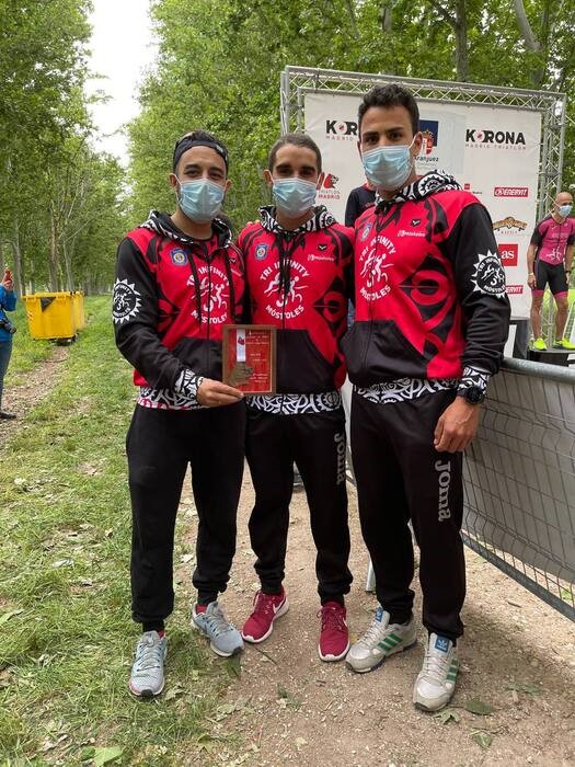 Texto Alternativo: Atletas del Tri Infinity Móstoles triunfan en el campeonato de Madrid de triatlón media distancia