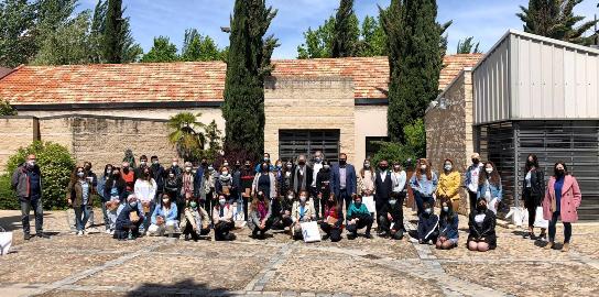 Texto Alternativo: El alcalde y la concejala de Educación acompañan a jóvenes de la ciudad en el homenaje al poeta Fernando Beltrán
