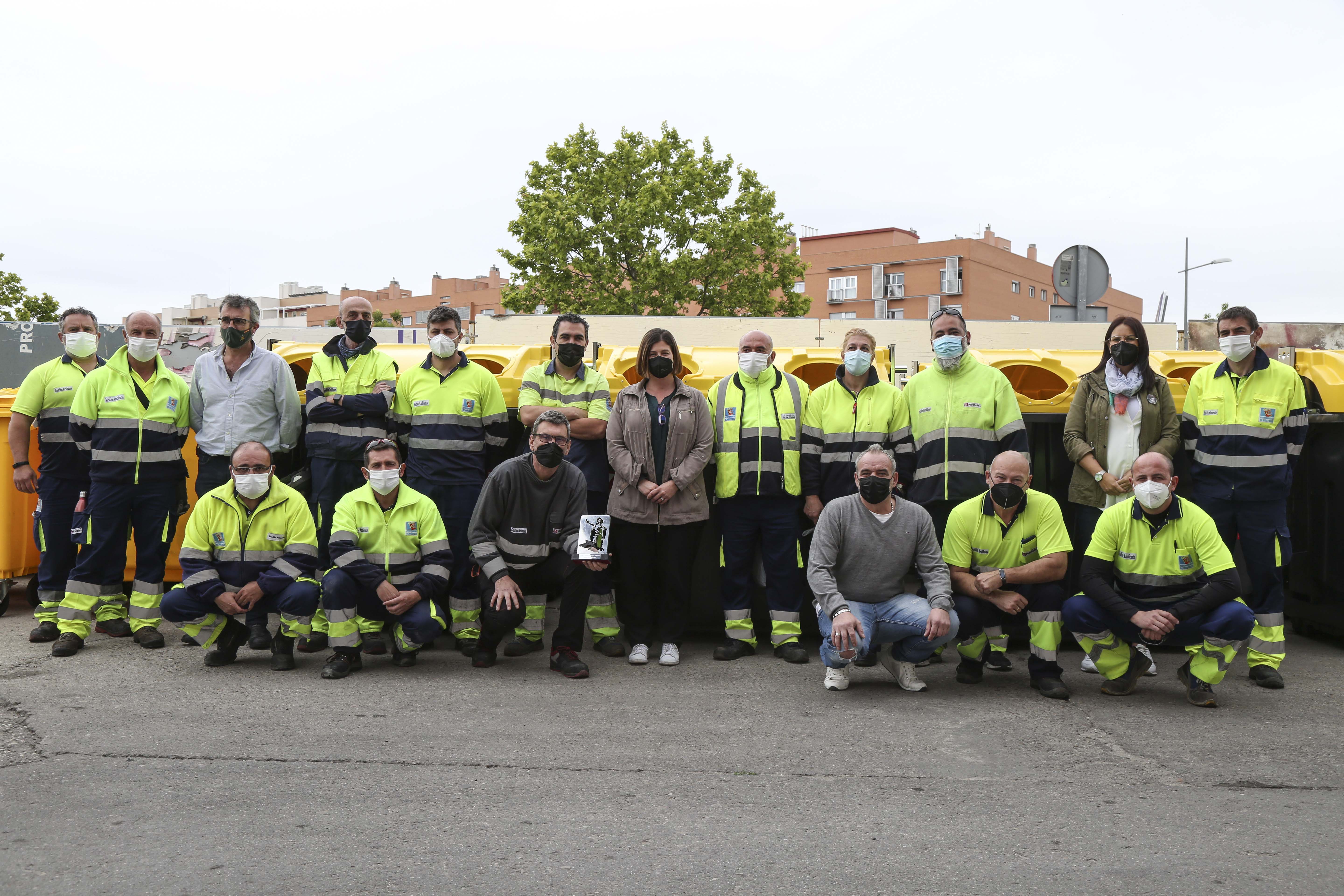 Texto Alternativo: La Alcaldesa visita al personal de limpieza viaria del Ayuntamiento, galardonados con los Premios Mostoleños 2021