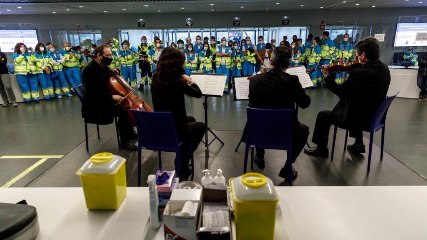 Texto Alternativo: Conciertos en la sala de vacunación por el Día de la Enfermería