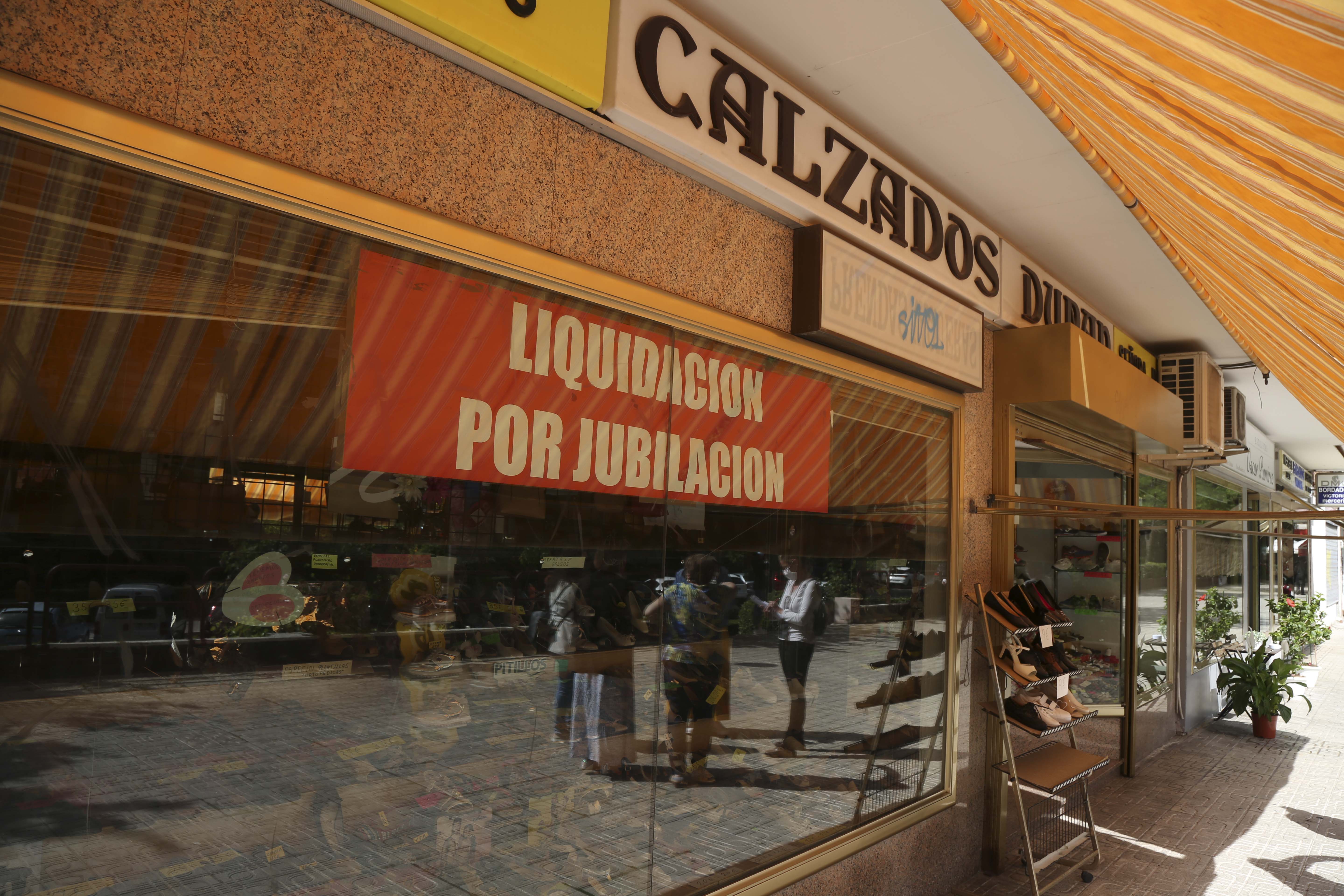 Texto Alternativo: Noelia Posse visita el comercio local Calzados Durán para dar apoyo y visibilidad al sector