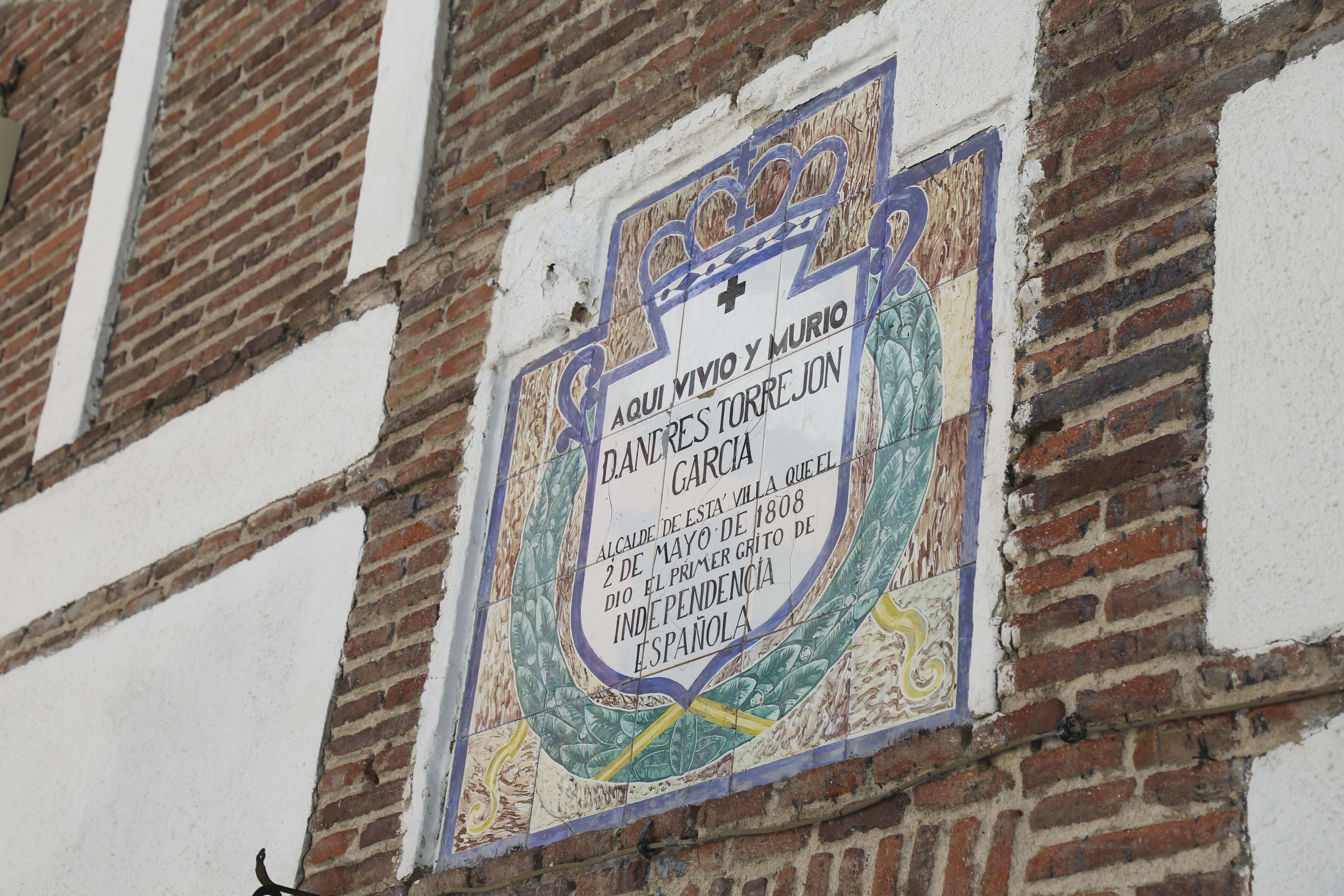 Texto Alternativo: La Alcaldesa rinde homenaje a la memoria histórica de Móstoles, en el Día Internacional de los Museos