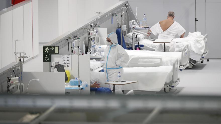Texto Alternativo: El Hospital público Isabel Zendal de la Comunidad da el alta a su paciente COVID-19 número 5.000