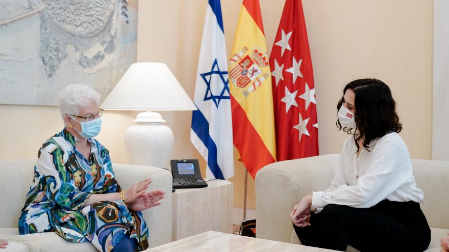 Texto Alternativo: Díaz Ayuso se compromete con la embajadora de Israel a colaborar para erradicar el antisemitismo