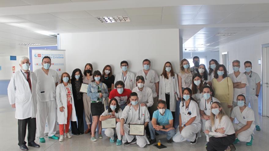 Texto Alternativo: El Hospital Infanta Cristina despide a los residentes de último año