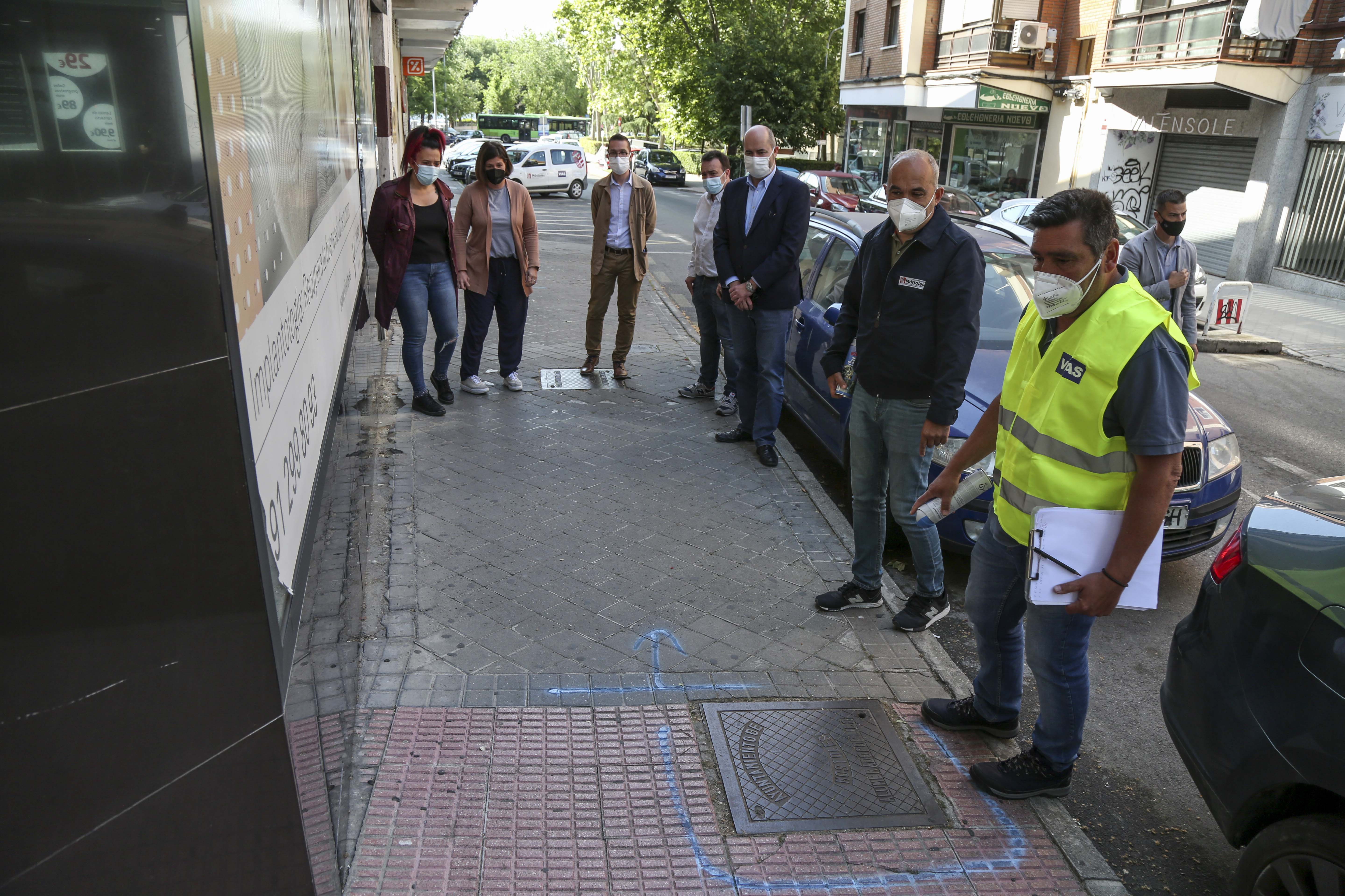 Texto Alternativo: La Alcaldesa supervisa el estado de las calles céntricas del municipio
