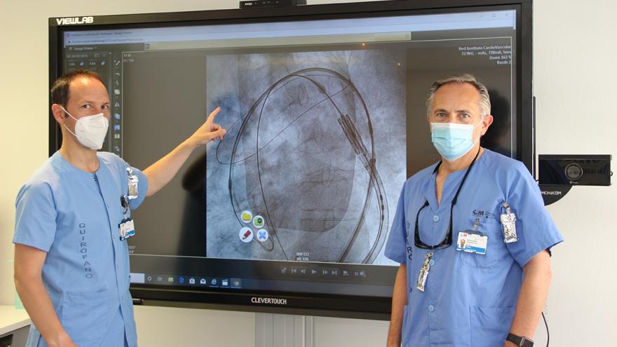 Texto Alternativo: Cardiólogos del Clínico San Carlos utilizan un dispositivo para prevenir lesiones cerebrales