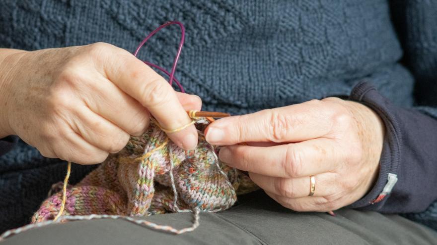 Texto Alternativo: Reanudamos el taller “Tejiendo solidaridad” en residencias y centros de día de mayores