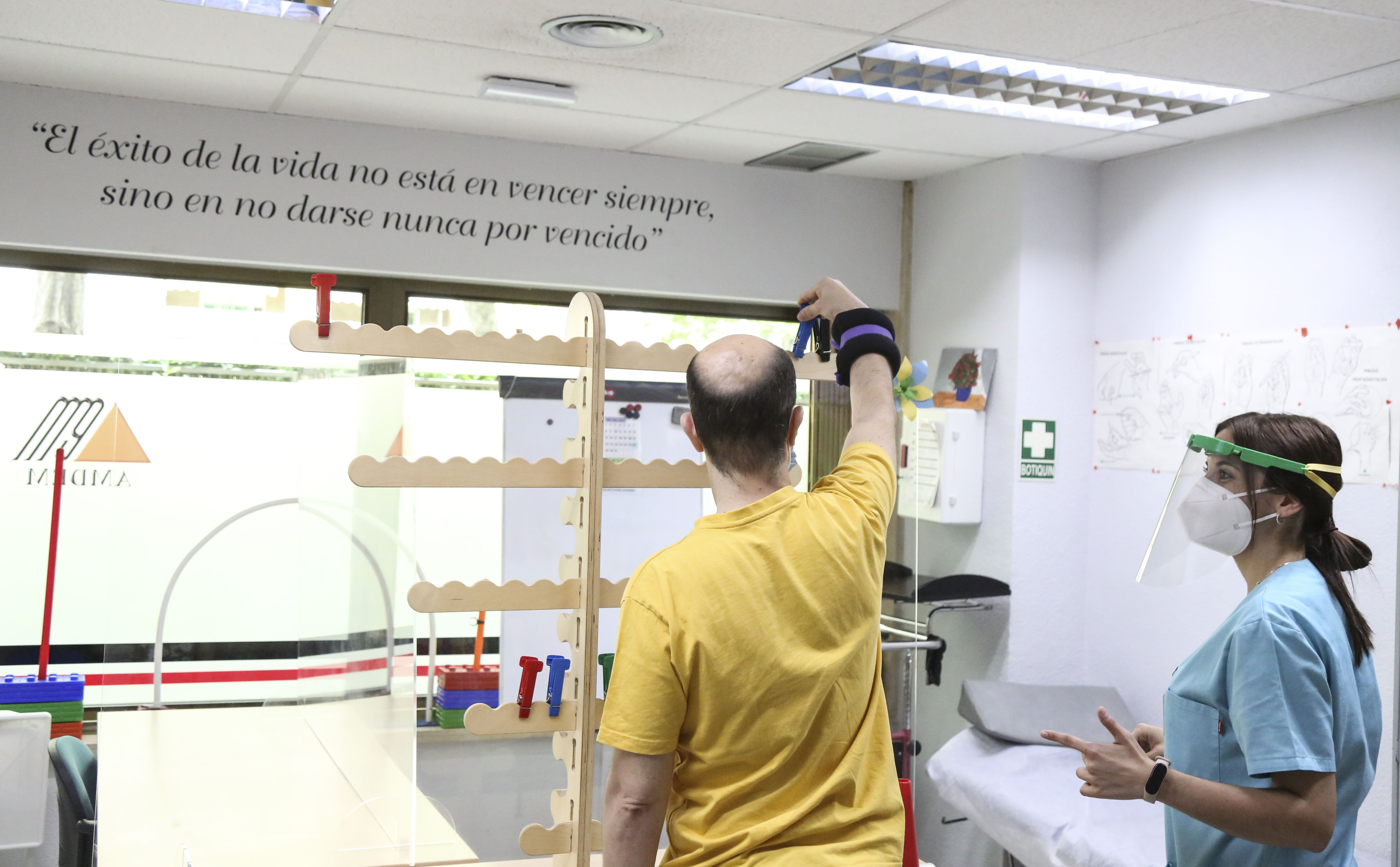 Texto Alternativo: La Alcaldesa de Móstoles visita AMDEM por el Día Mundial de la Esclerosis Múltiple