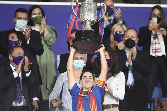 Texto Alternativo: La exjugadora de balonmano y vecina de Leganés Ana Toledano entregó la Copa de la Reina al FC Barcelona
