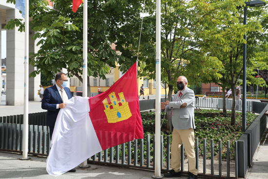 Texto Alternativo: La bandera de Castilla-La Mancha ondea en el Ayuntamiento en homenaje a los miles de leganenses con orígenes castellanomanchegos