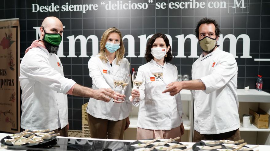 Texto Alternativo: Díaz Ayuso el Gobierno de la Comunidad presenta a los chefs Daniel Ochoa y Luis Moreno como embajadores de Alimentos de Madrid