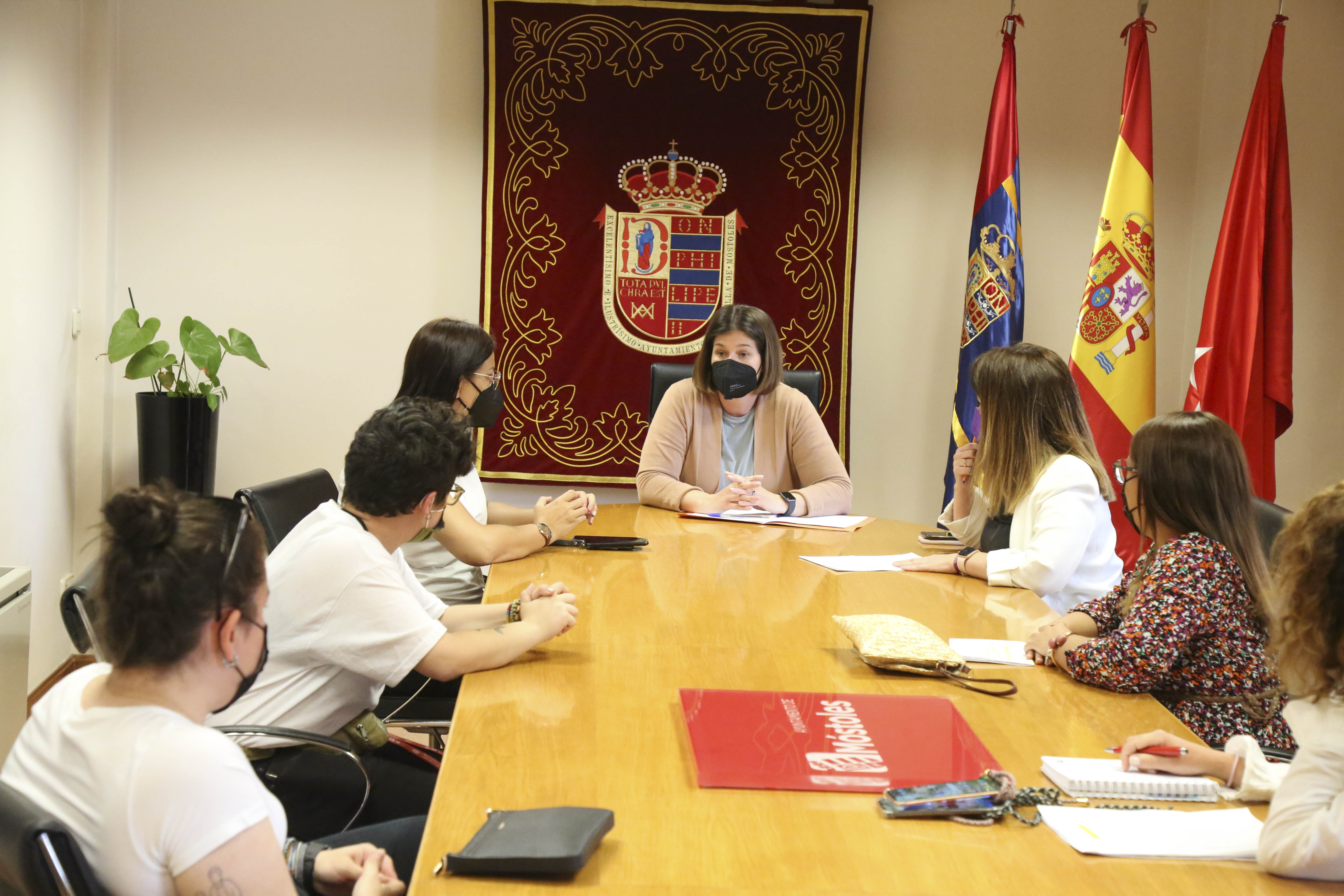 Texto Alternativo: Jóvenes de Móstoles trasladan a la Alcaldesa sus propuestas e inquietudes