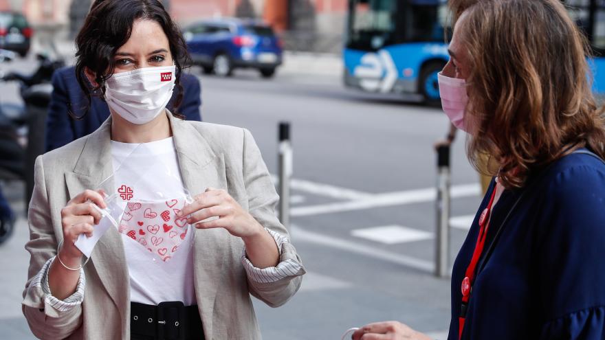 Texto Alternativo: Díaz Ayuso traslada el apoyo de la Comunidad al trabajo de Cáritas con familias vulnerables
