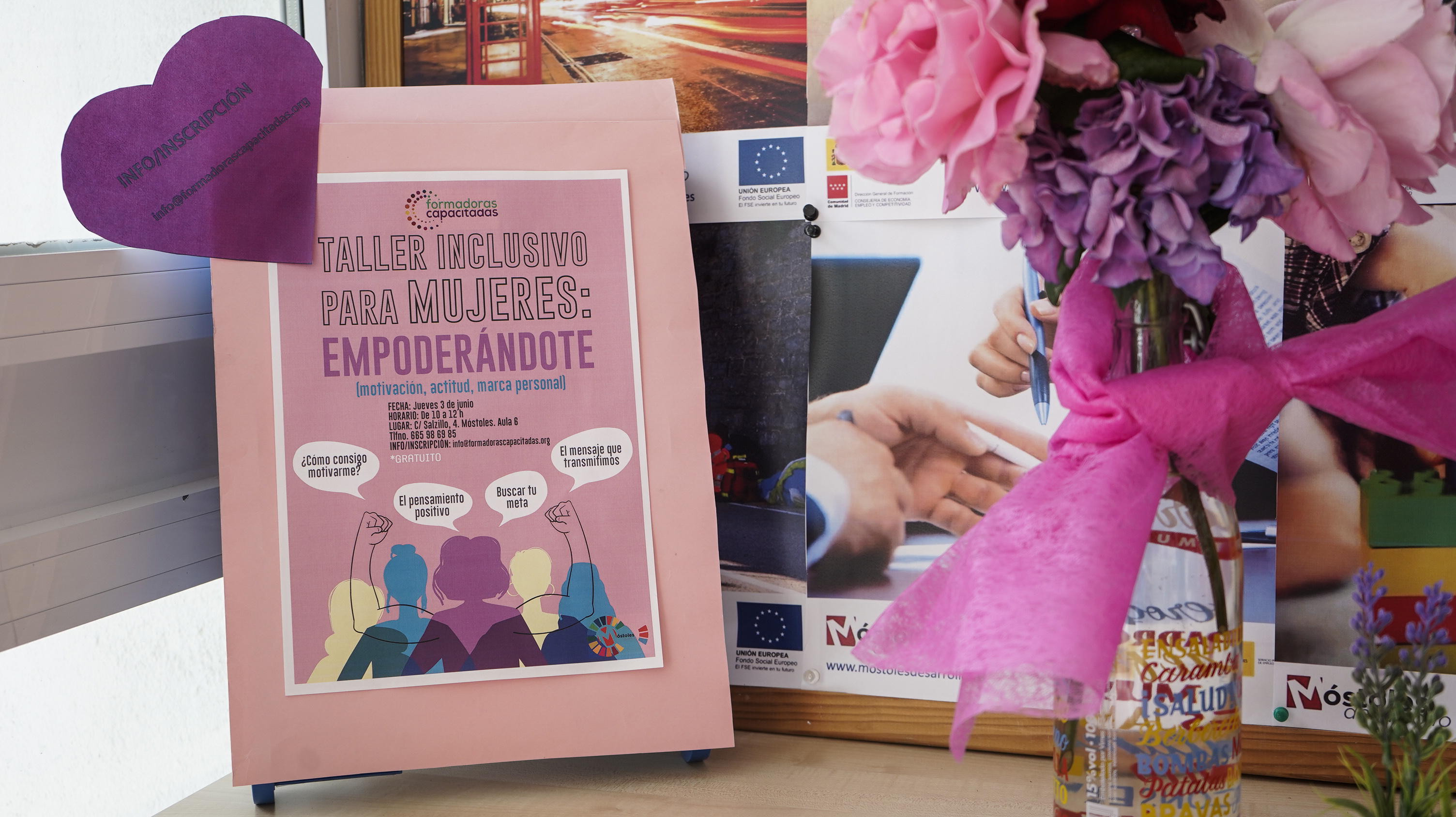 Texto Alternativo: La Alcaldesa de Móstoles saluda a las participantes de un taller inclusivo que impartido por personas con dis-Capacidad