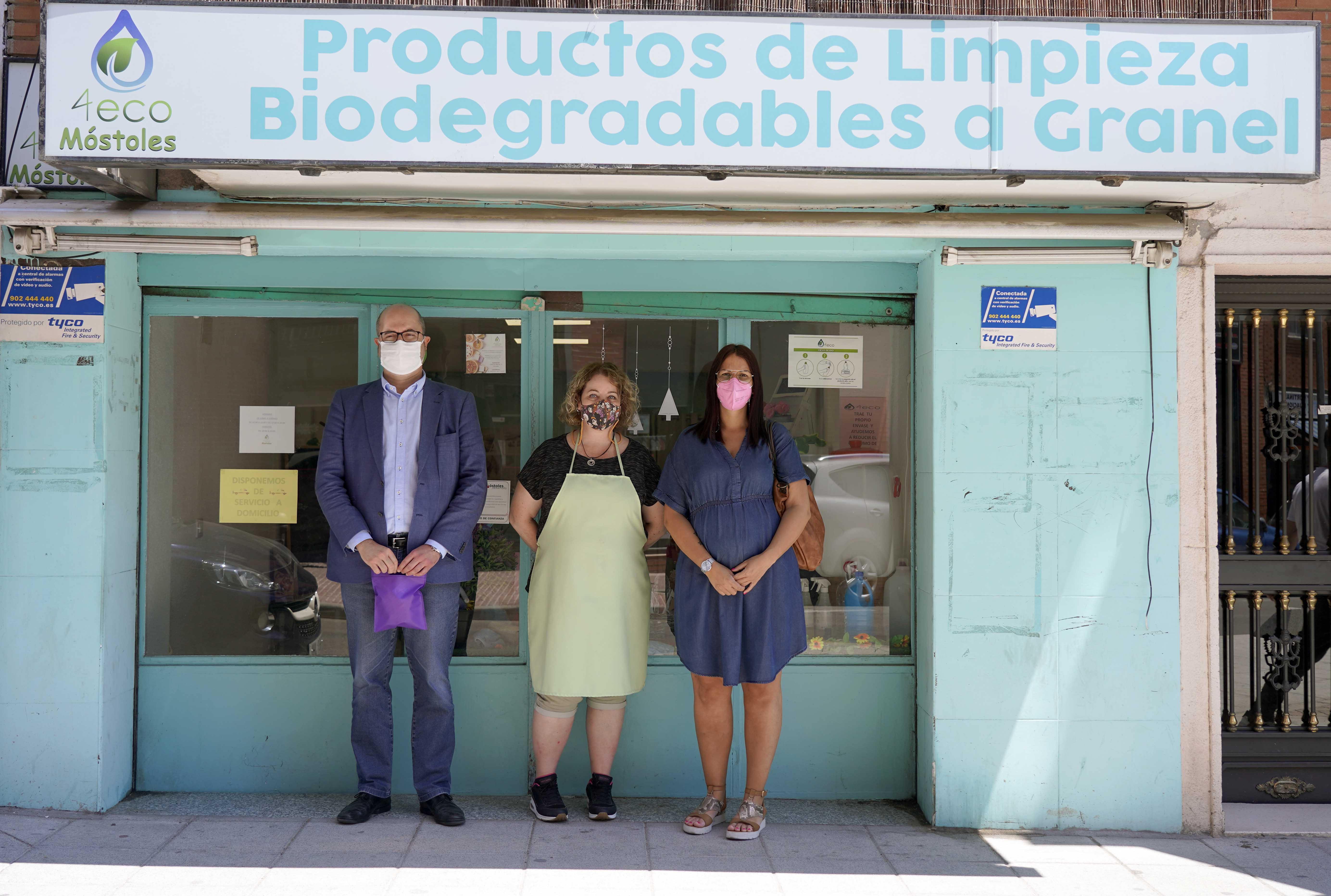 Texto Alternativo: La Concejala de Empleo y Nuevas Tecnologías visita 4Eco, una tienda de productos de cosmética y limpieza del hogar que no dañan el medio ambiente