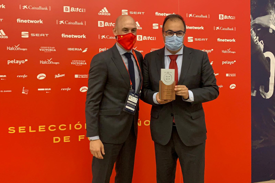 Texto Alternativo: El presidente de la RFEF entrega un reconocimiento al Ayuntamiento de Leganés en el primer partido de la Selección Española en la ciudad