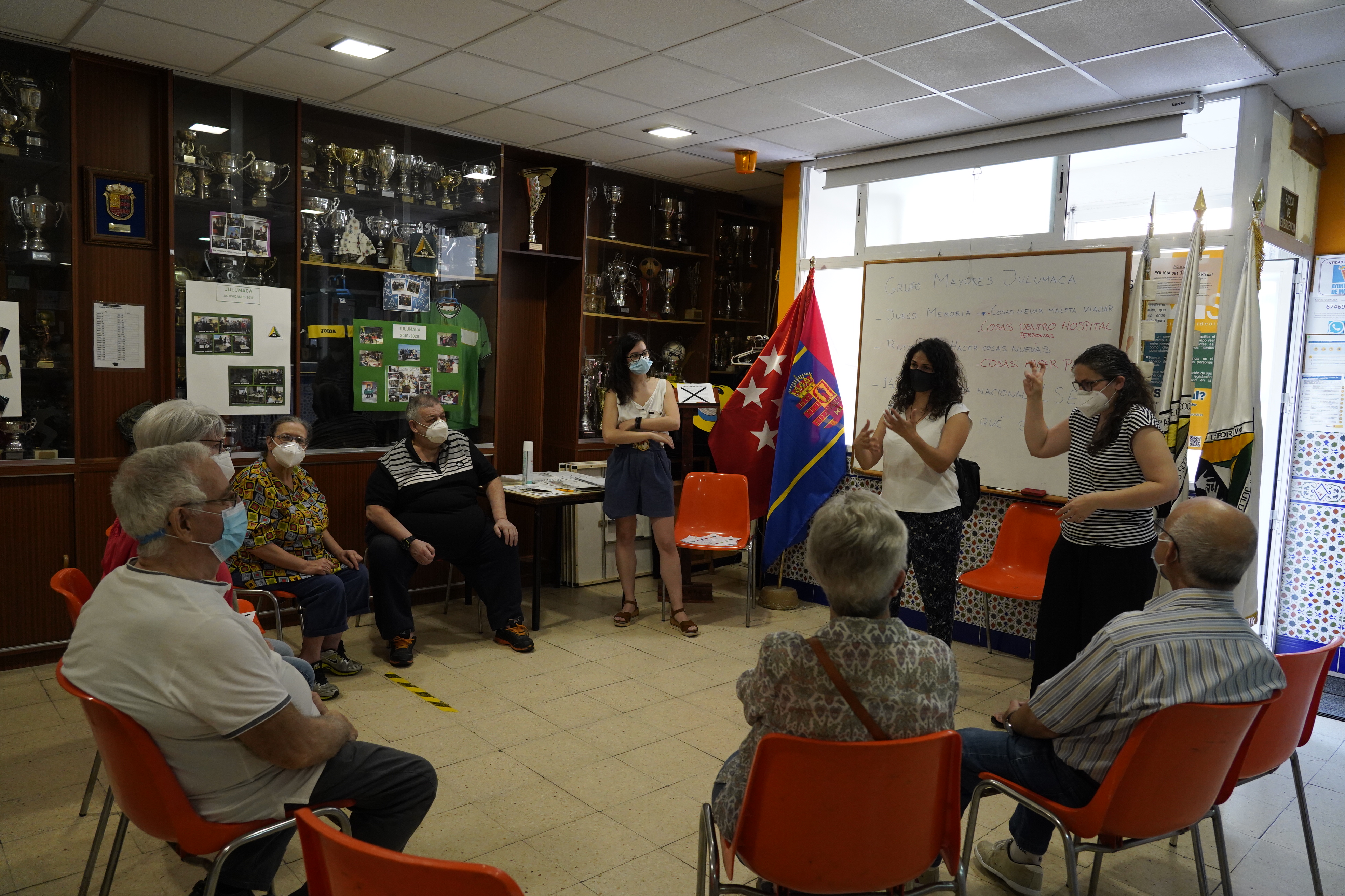 Texto Alternativo: La Concejala de Derechos Sociales y Mayores visita la Asociación para la Integración Social de las personas sordas Julumaca