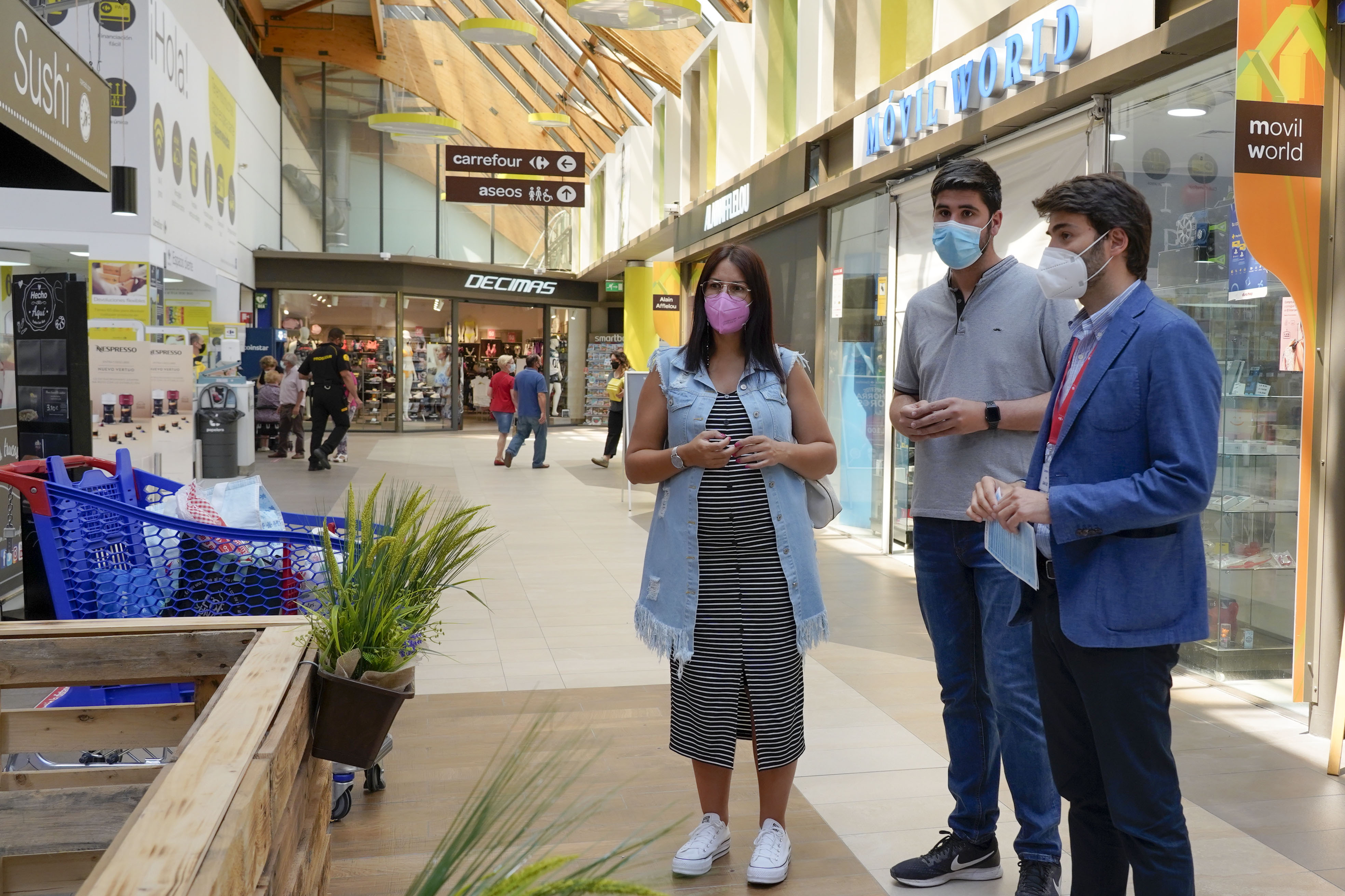 Texto Alternativo: Los Concejales Alejandro Martín y Rebeca Prieto visitan Carrefour Móstoles dentro del programa de apoyo al empresariado local