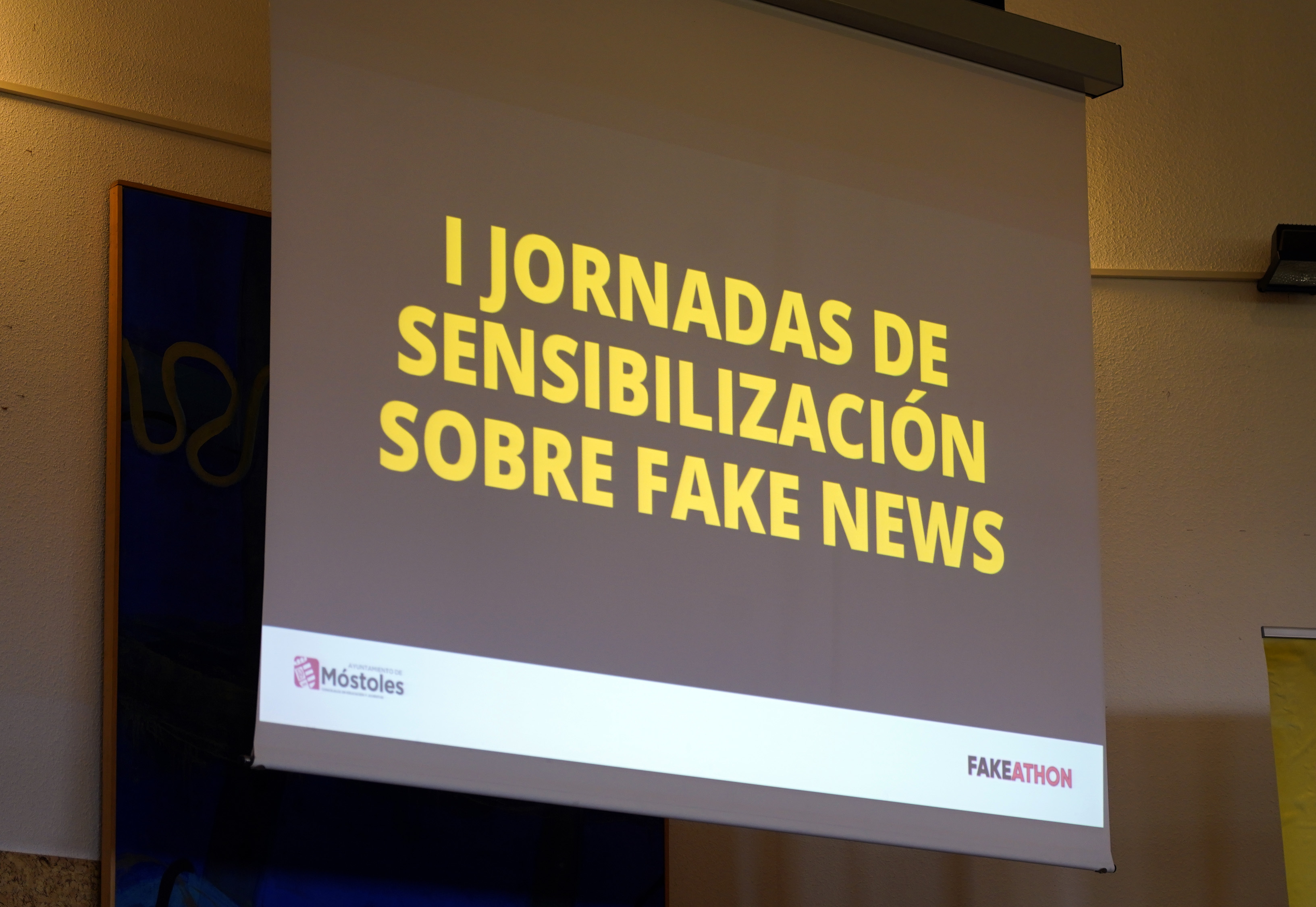 Texto Alternativo: Móstoles clausura las primeras jornadas sobre fake news con alumnos del municipio