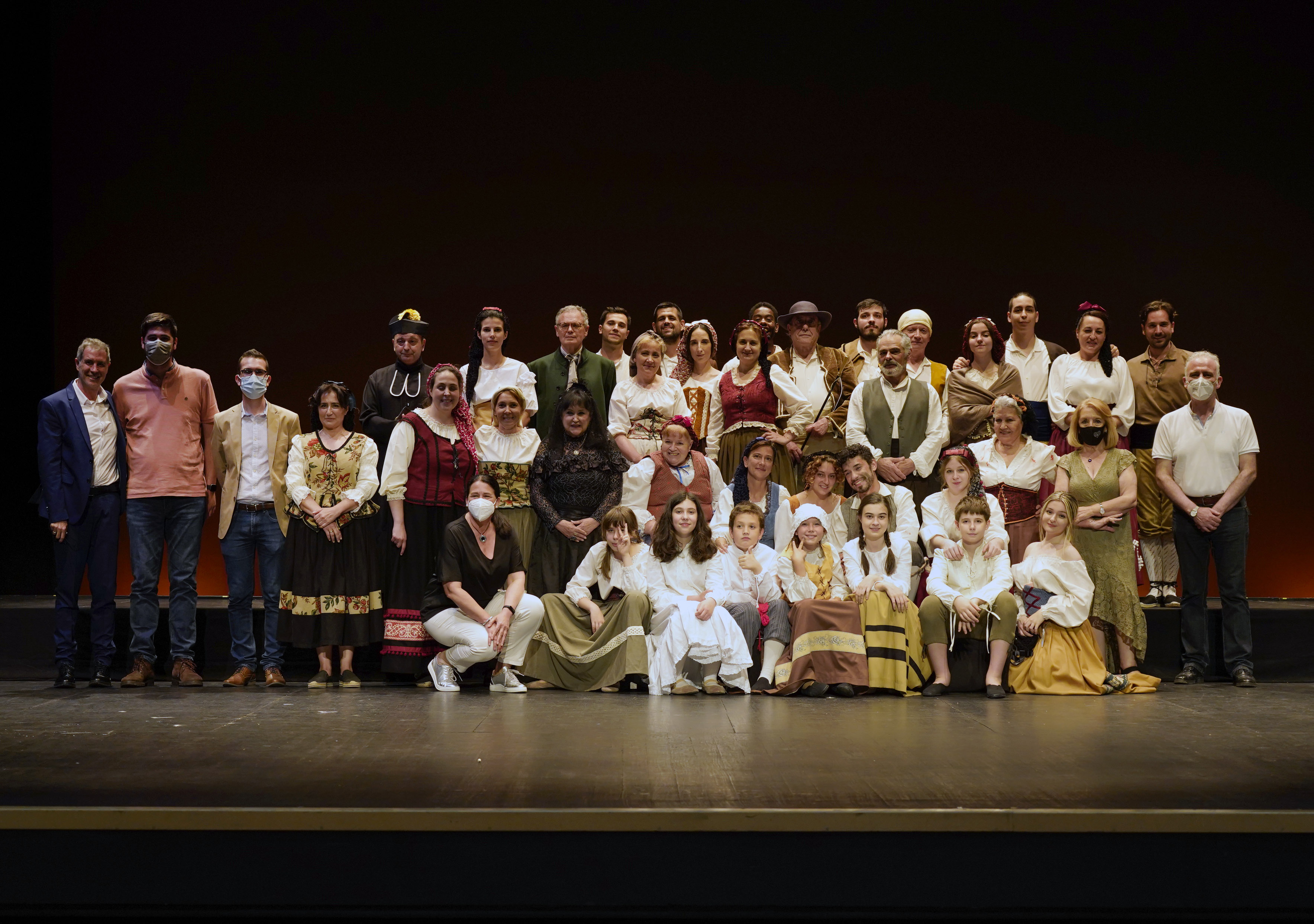 Texto Alternativo: Lleno total en la representación de los hechos históricos del 2 de Mayo en el Teatro del Bosque