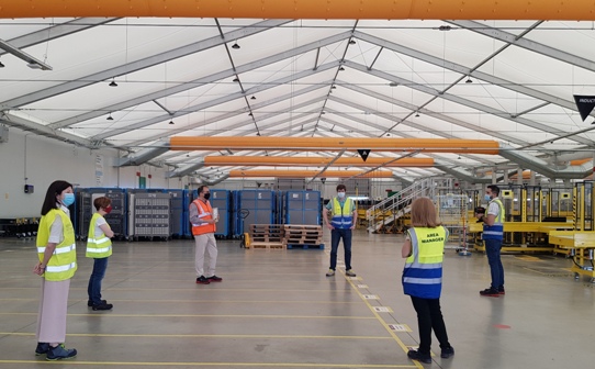 Texto Alternativo: El alcalde y la concejala de Urbanismo visitan la estación logística de Amazon en Leganés, que emplea a 100 personas y trabaja con 8 empresas de reparto