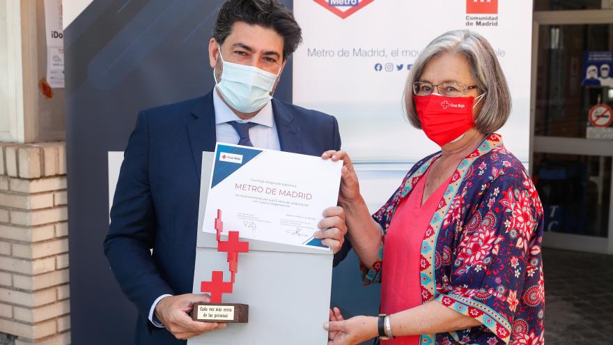 Texto Alternativo: El Gobierno de la Comunidad de Madrid recibe un reconocimiento de Cruz Roja por la labor de Metro durante la pandemia