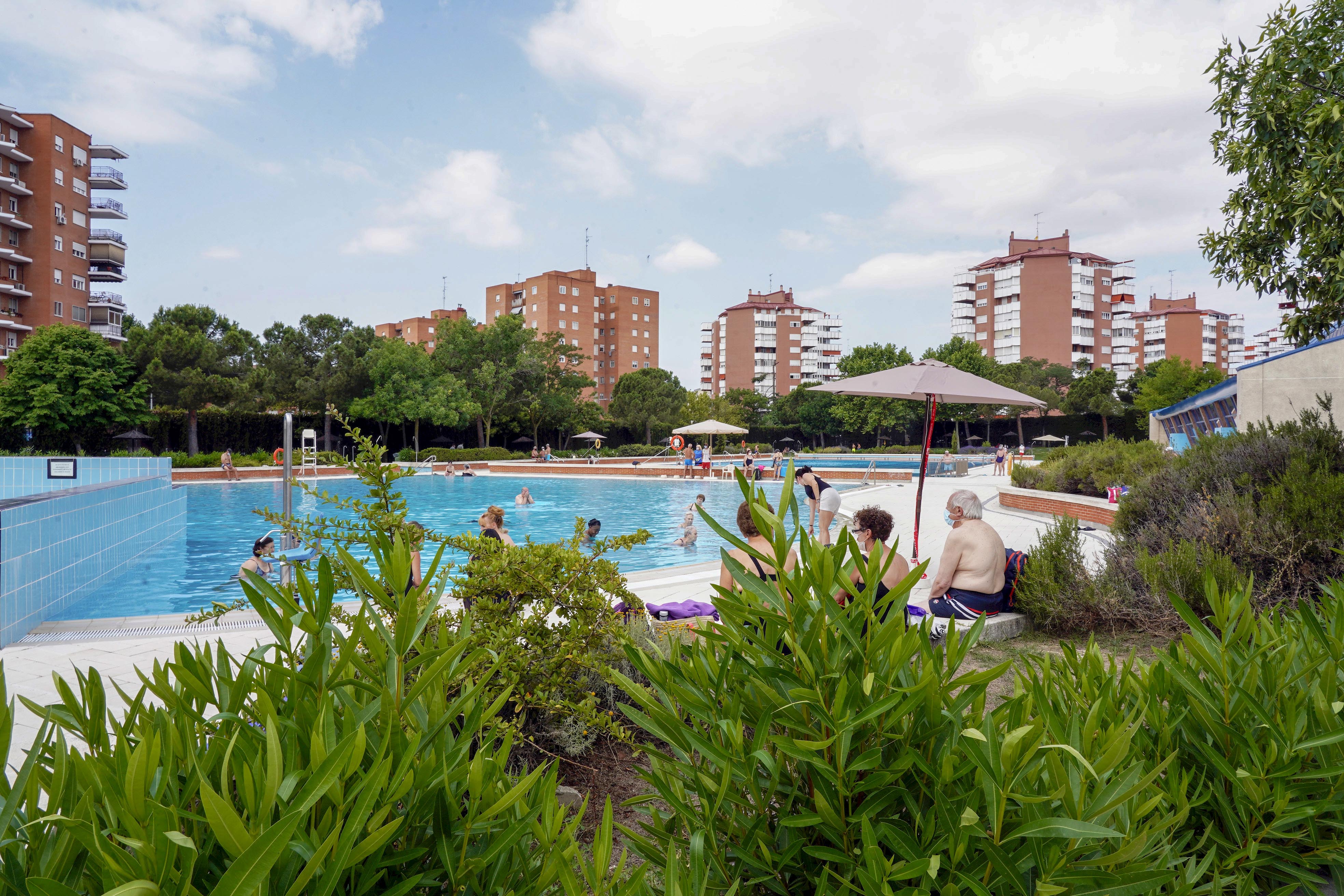 Texto Alternativo: La Alcaldesa de Móstoles visita las piscinas de verano abiertas este fin de semana