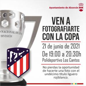 Texto Alternativo: La Copa de la Liga 2020/21 del Atlético de Madrid visita Alcorcón para que sus aficionados puedan fotografiarse con el trofeo liguero
