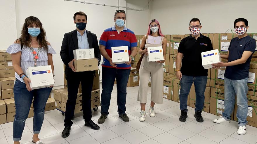 Texto Alternativo: El Gobierno de la Comunidad de Madrid entrega 150.000 mascarillas y 2.000 litros de gel hidroalcohólico para actividades de ocio