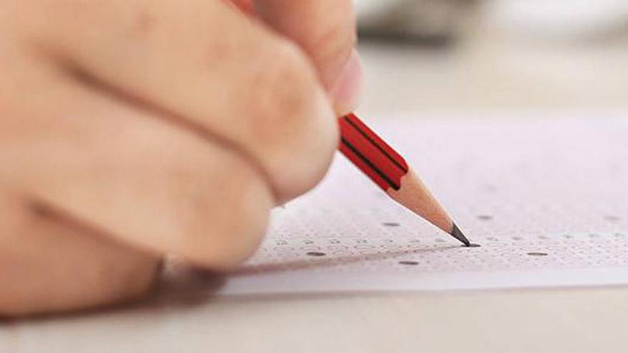Texto Alternativo: El Gobierno de la Comunidad de Madrid celebra oposiciones para profesores de Secundaria y FP con protocolo de seguridad anti-COVID