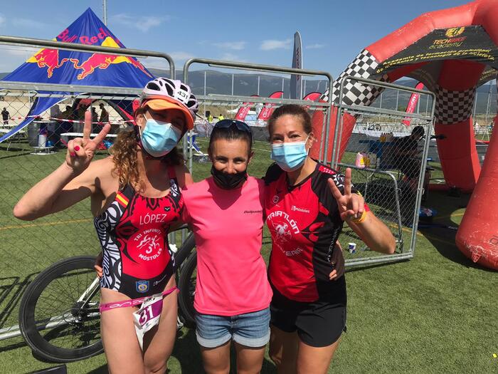 Texto Alternativo: Atletas del club Tri Infinity Móstoles obtienen la Medalla de Oro en el Campeonato de Madrid de Triatlón Olímpico