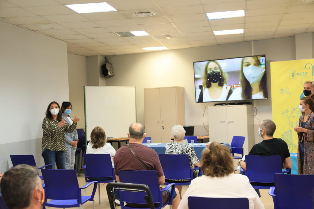 Texto Alternativo: Getafe comienza a instalar los dispositivos para atender a los mayores a través de sus televisores