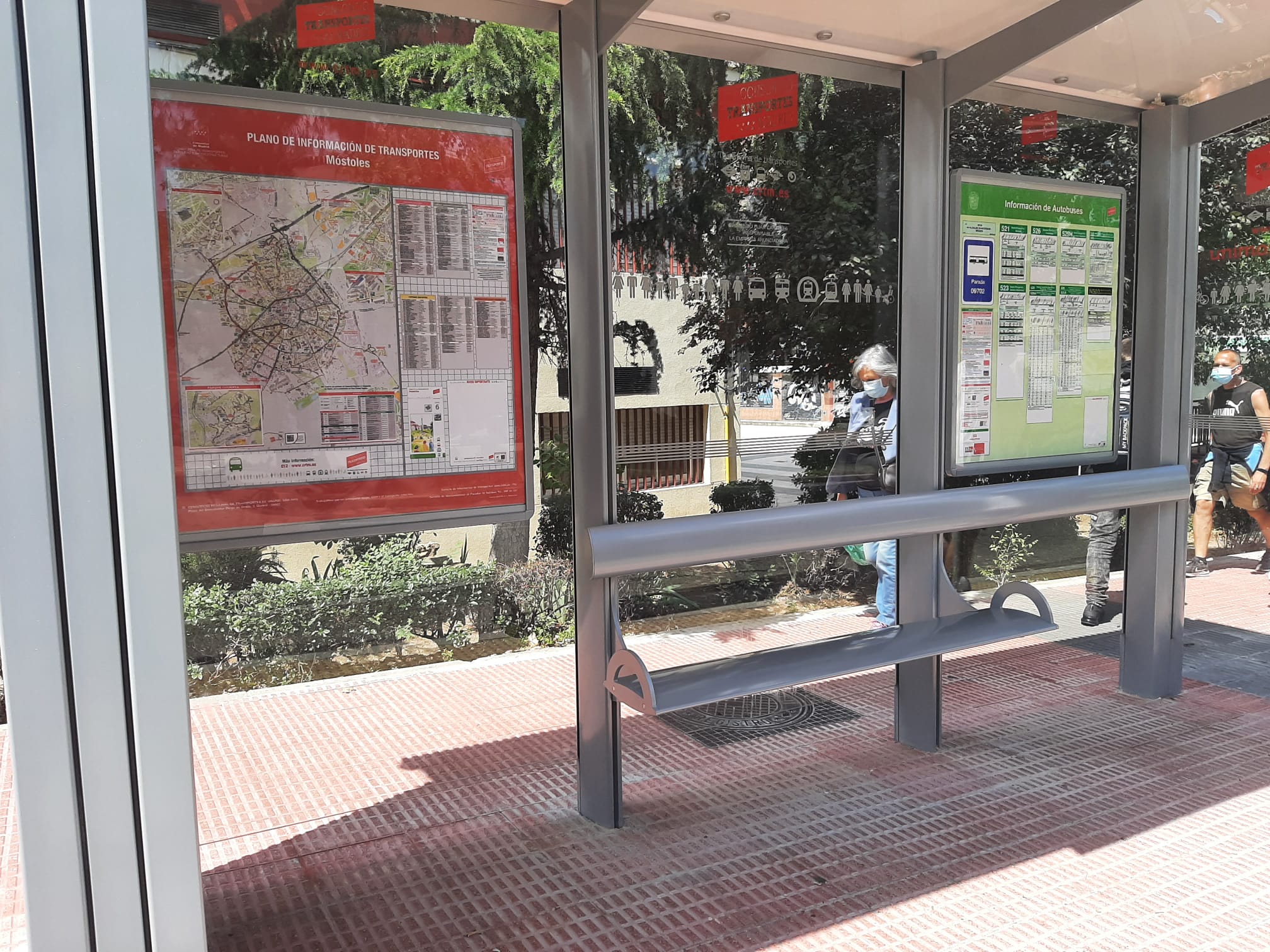 Texto Alternativo: Móstoles sigue adaptando nuevas marquesinas para las personas con movilidad reducida